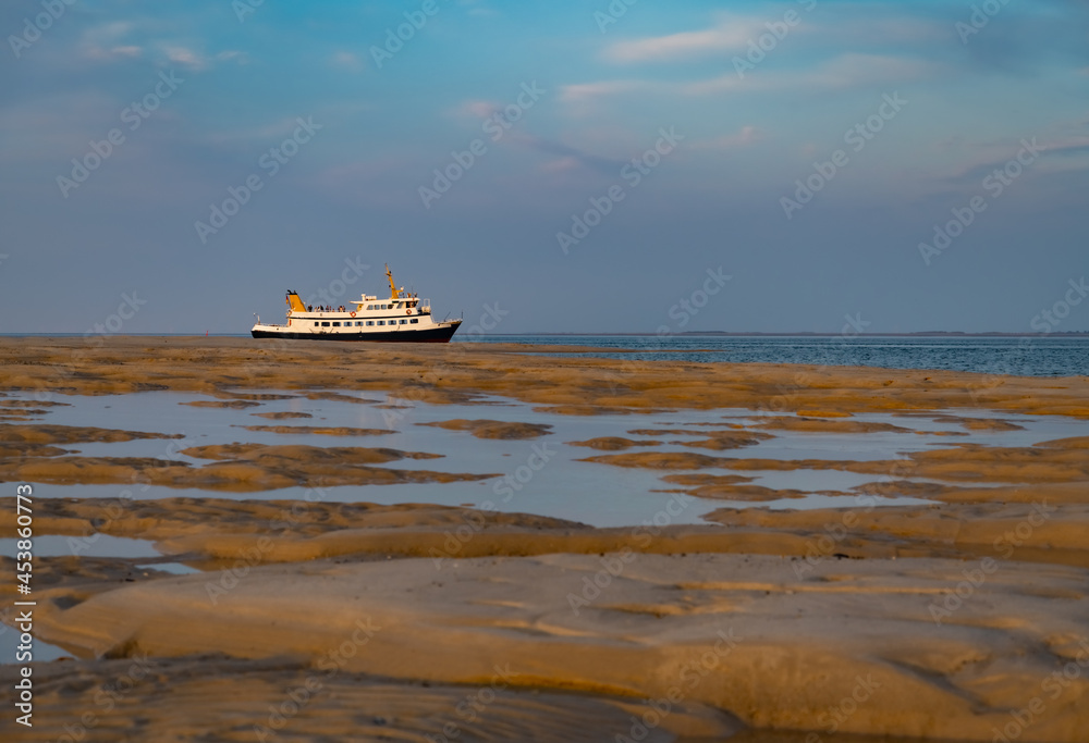 Obraz premium Sylt Deutschland Wattenmeer Strand Nordsee Gezeiten Priel Hörnum Odde Spiegelung Atmosphäre Horizont Farben Sand Hintergrund Idyll Nationalpark Küste Meer Strand Himmel Horizont Wolken