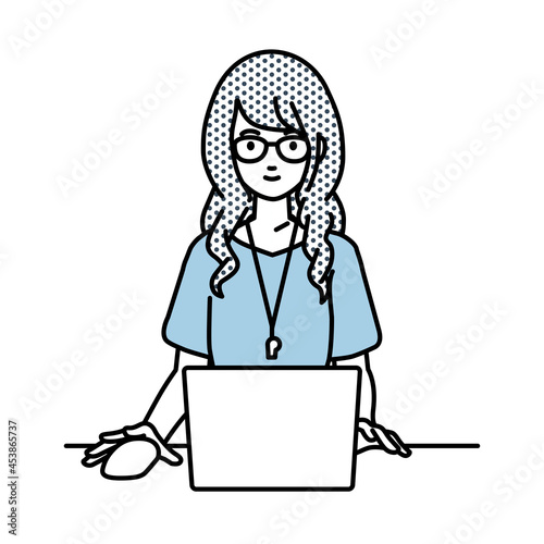 デスクで座ってPCを使っている教師の女性