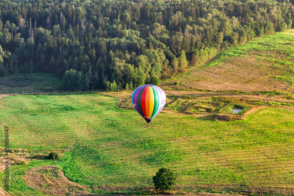 Obraz premium hot air balloon flight, balloon flying over the field