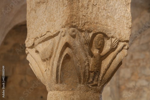 Chapiteau sculpté d'un oiseau et d'une poule dans l'abbatiale de Cruas en Ardèche