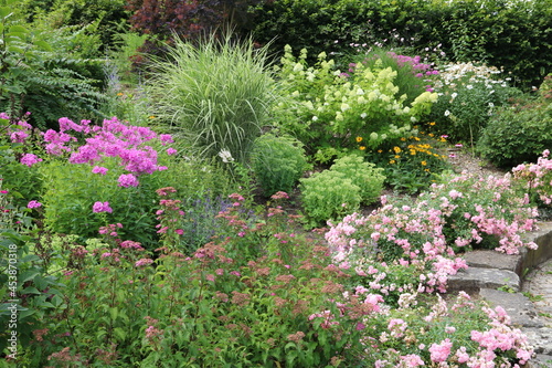 Bunter Staudengarten im Sommer