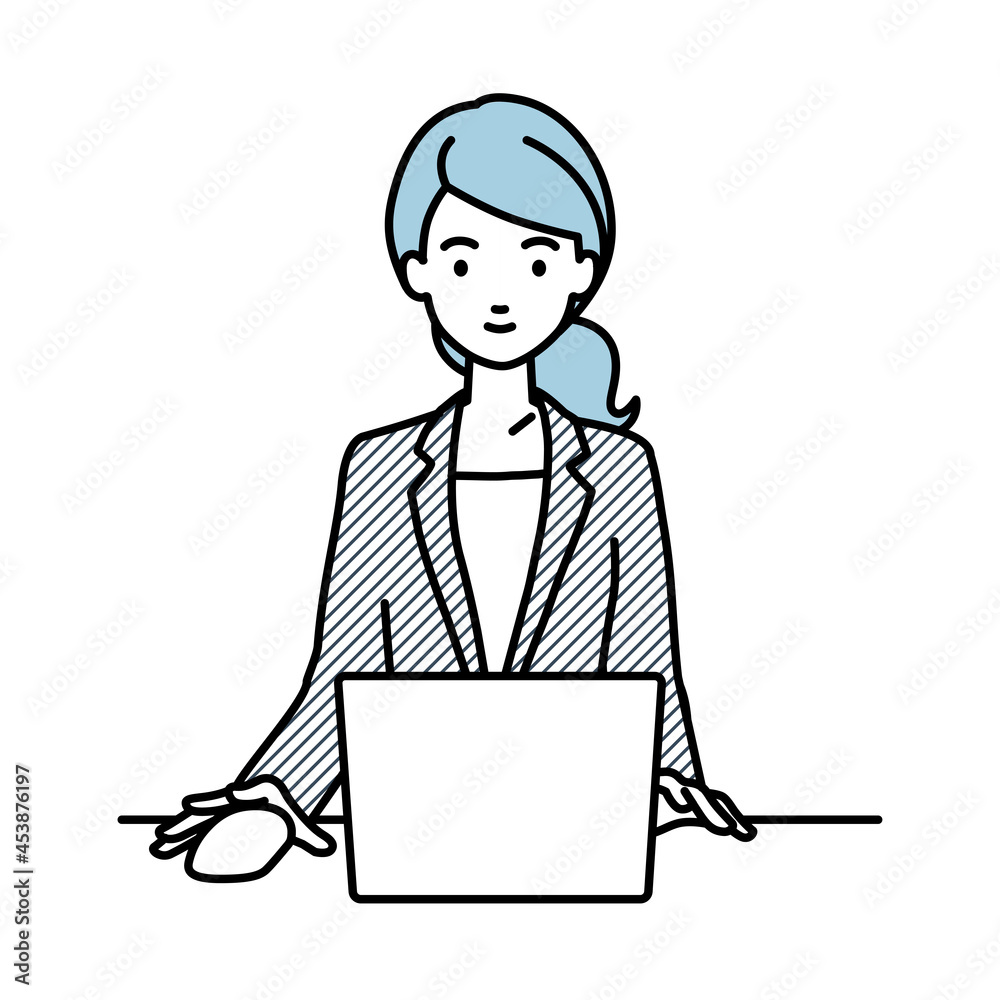 デスクで座ってPCを使っているスーツの女性 デスクで座ってPCを使っているスーツの女性