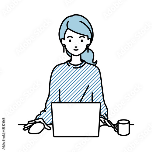 デスクで座ってPCを使っているリモートワークの女性