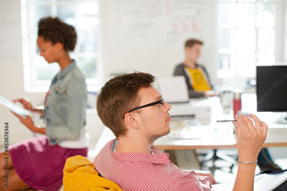 Obraz premium Businessman thinking in office