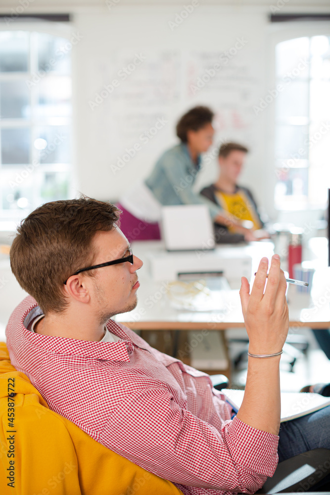 Obraz premium Businessman thinking in office