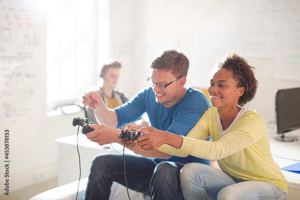Obraz premium Couple playing video games together