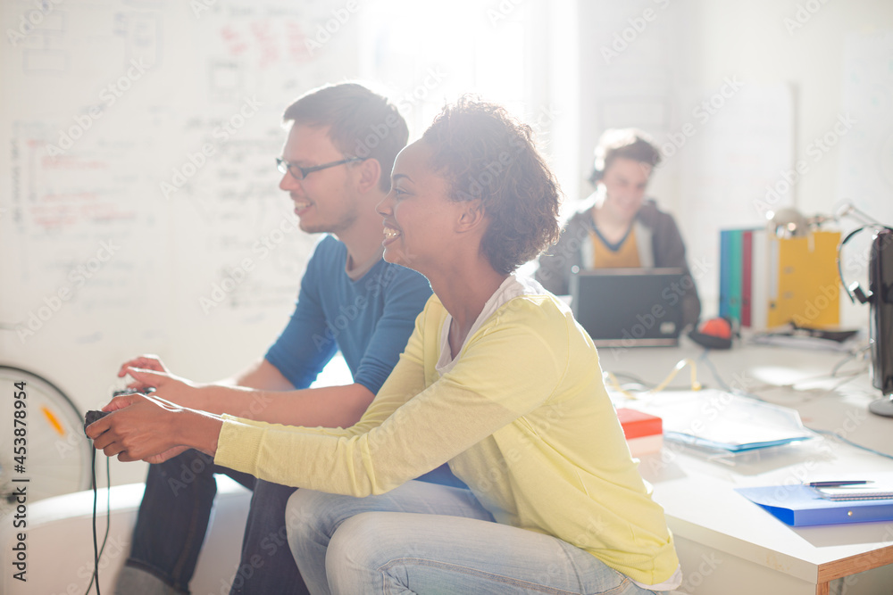 Obraz premium Couple playing video games together