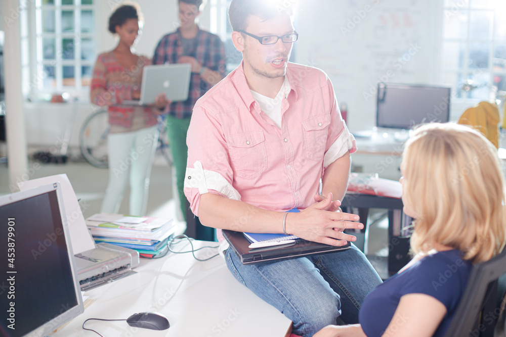 Obraz premium Business people talking at desk