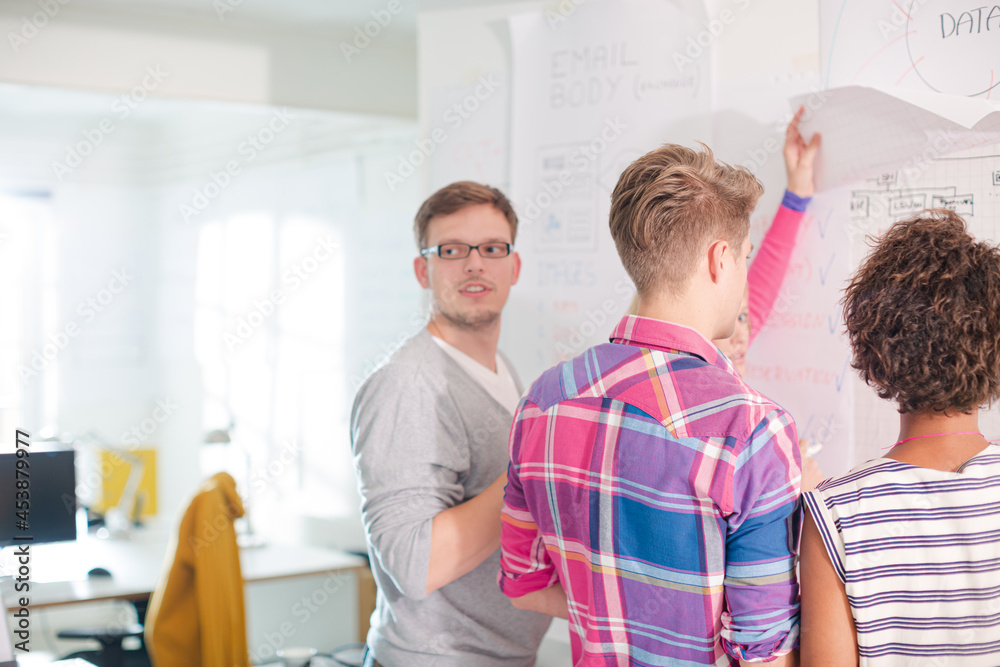 Obraz premium Business people reading blueprints in office