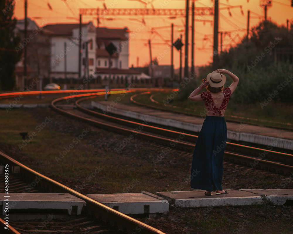 Obraz premium Woman in retro hat waving goodbye to the train.