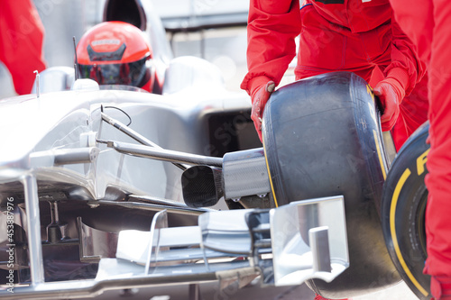 Quadro su tela Racing team changing car wheel on pit stop