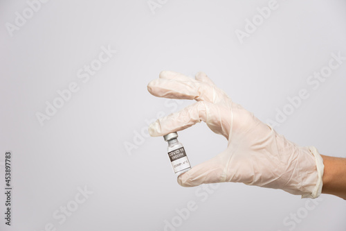 Enfermero sosteniendo vial vacuna covid-19, tercera dosis, fondo blanco