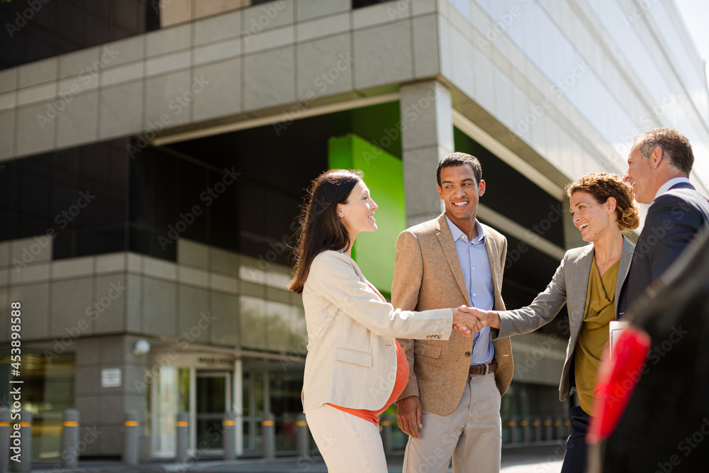 Obraz premium Business people shaking hands on city street