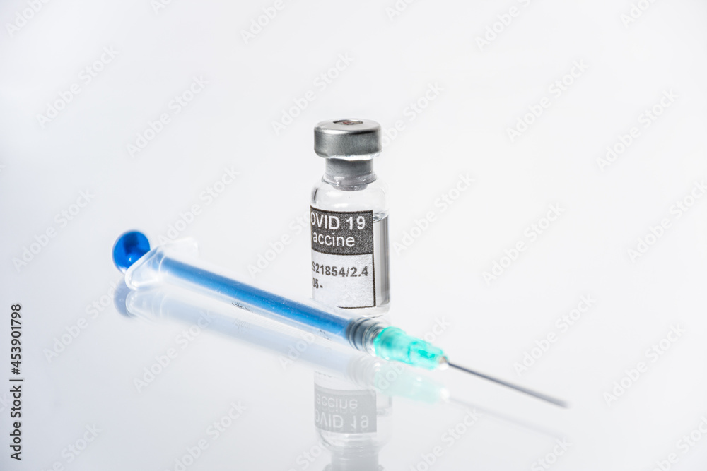 Vial y jeringa para vacuna Covid-19, fondo blanco Vial y jeringa para vacuna Covid-19, fondo blanco