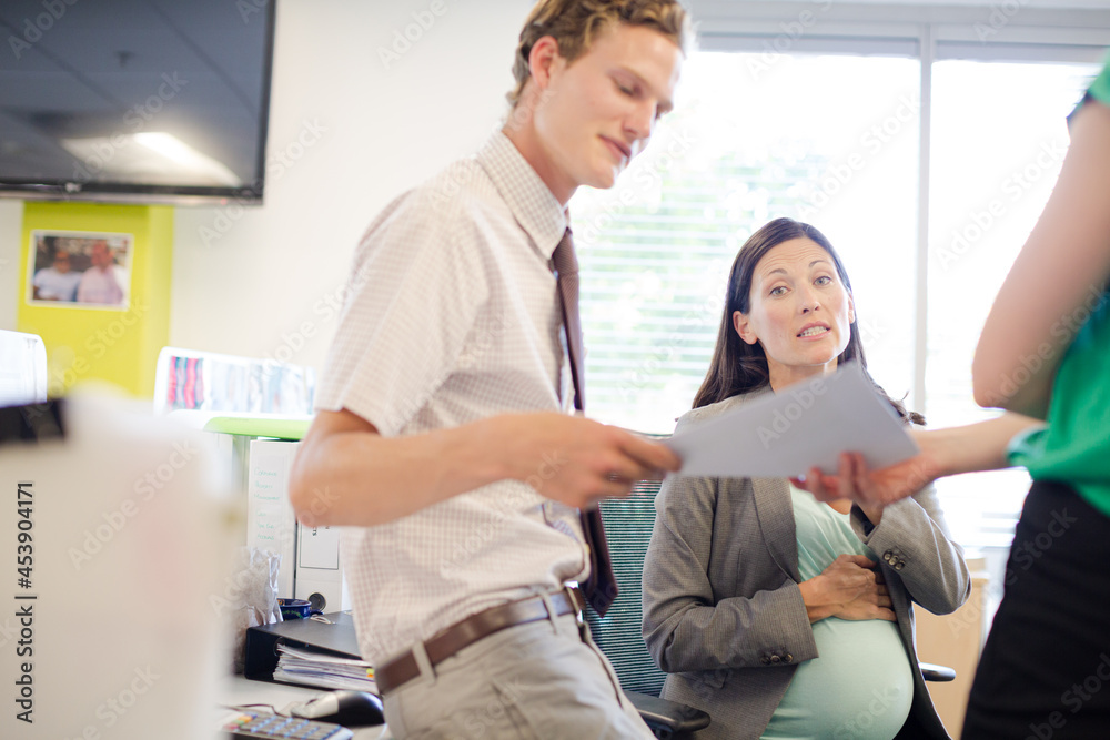 Obraz premium Business people talking in office