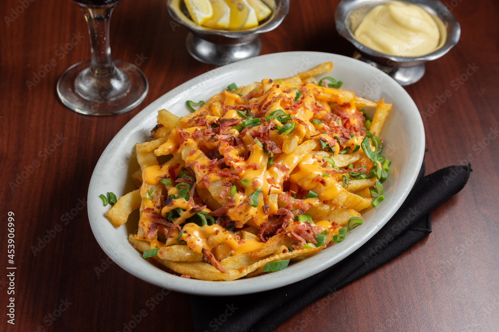 papas fritas con salsa picant cheddar y cebolla de verdeo