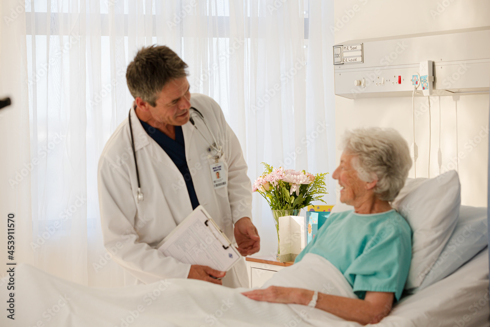 Obraz premium Doctors and business people talking