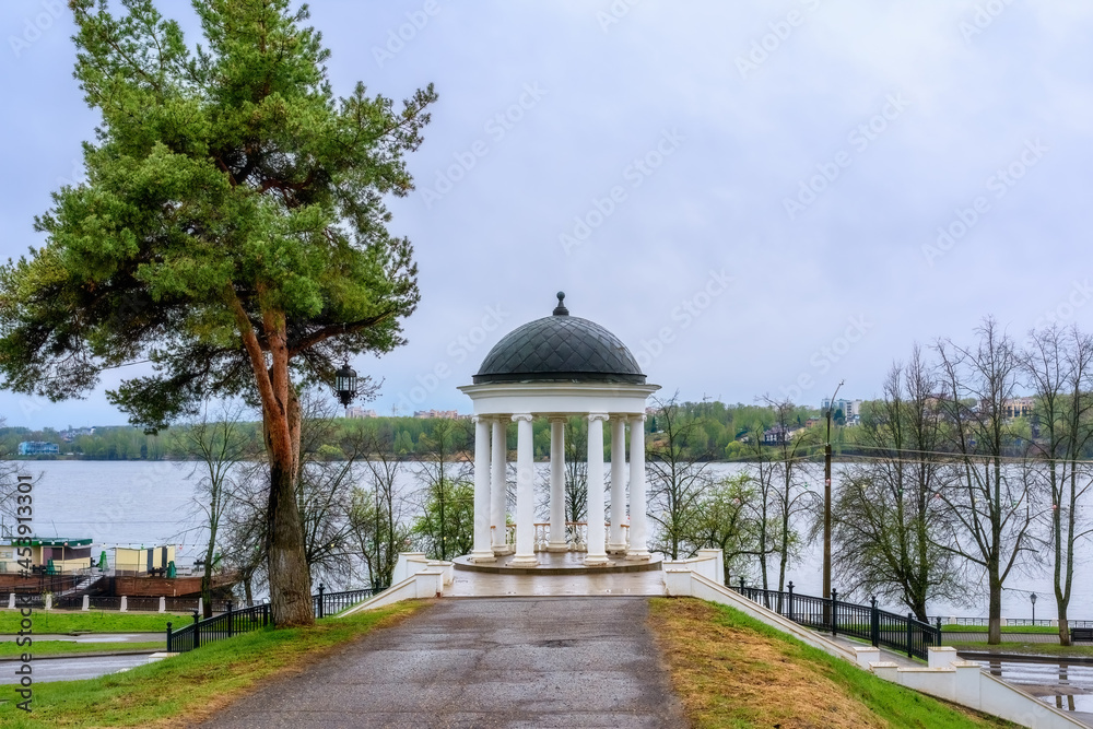 09.05.2021 Kostroma. Ostrovsky's pavilion in the early morning.