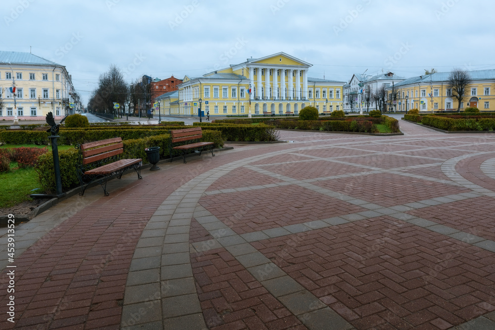 Naklejka premium 05.10.2021 Kostroma central square in the early morning.