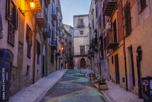 Fototapeta Naklejka Na Ścianę i Meble -  Narrow street in old part of Palermo city, Sicily Island, Italy