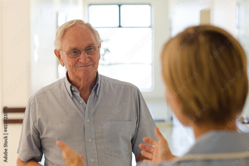 Obraz premium Older patient and nurse shaking hands in hospital