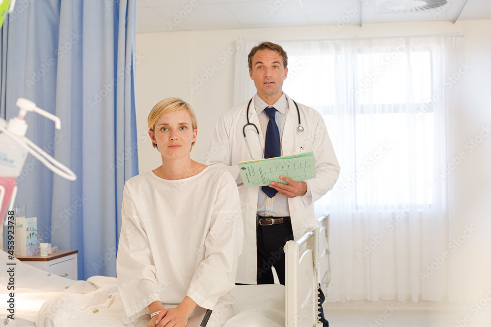 Obraz premium Doctor talking with patient in hospital room