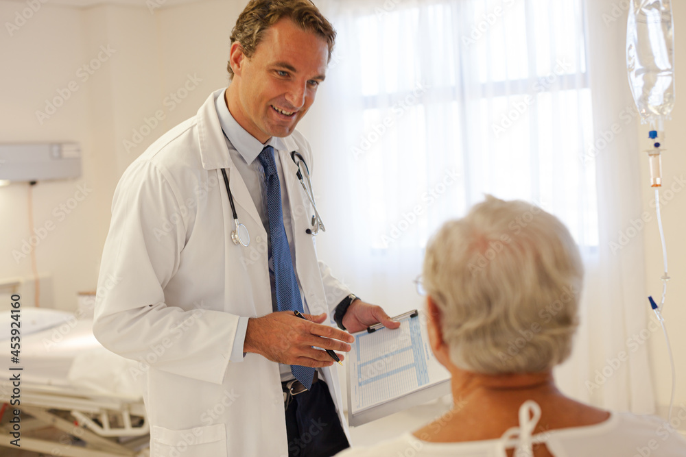Obraz premium Doctor talking with patient in hospital room