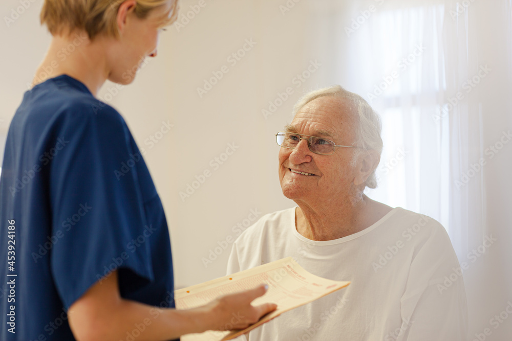 Obraz premium Nurse talking with older patient in hospital