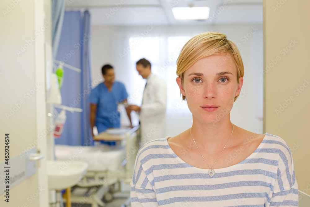 Obraz premium Patient leaving hospital room