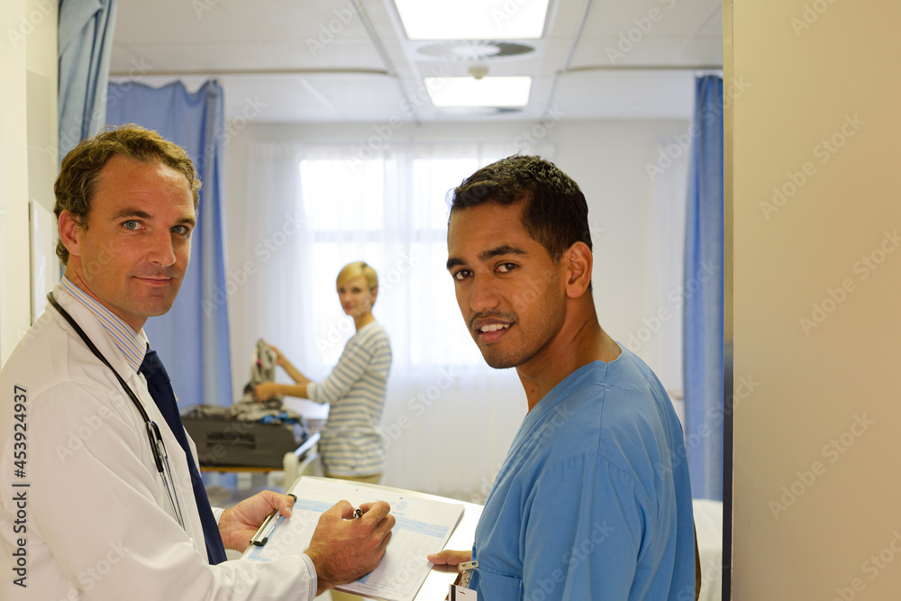 Obraz premium Doctors standing in hospital room