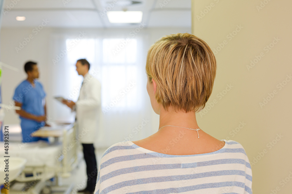 Obraz premium Patient leaving hospital room