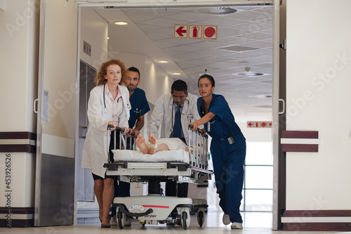 Cuadro en lienzo Hospital staff rushing patient to hospital room