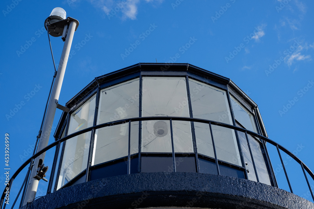 Obraz premium Close up of the glass light tower at the Owls Head Lighthouse