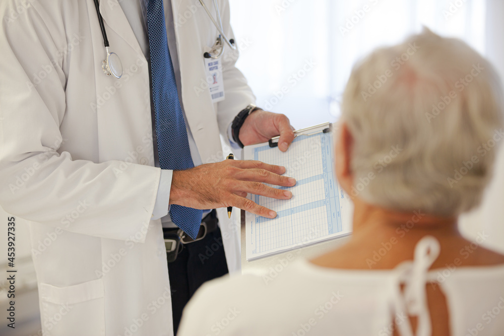 Obraz premium Doctor talking to older patient in hospital