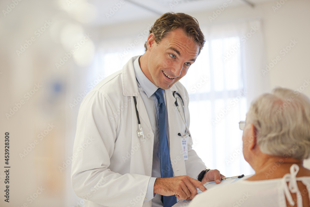 Obraz premium Doctor talking to older patient in hospital