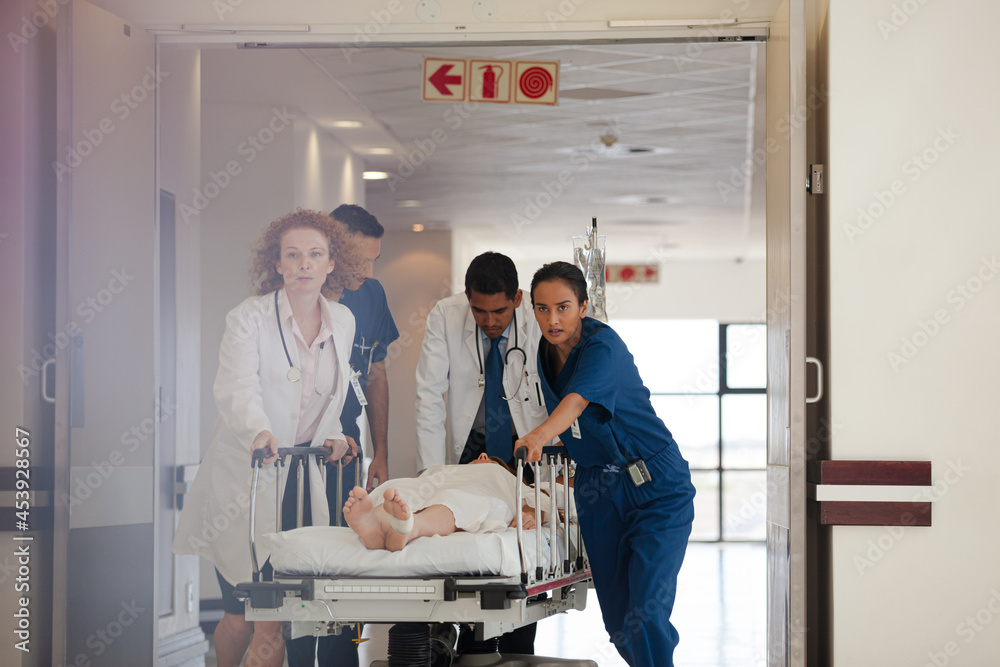 Obraz premium Hospital staff rushing patient to hospital room