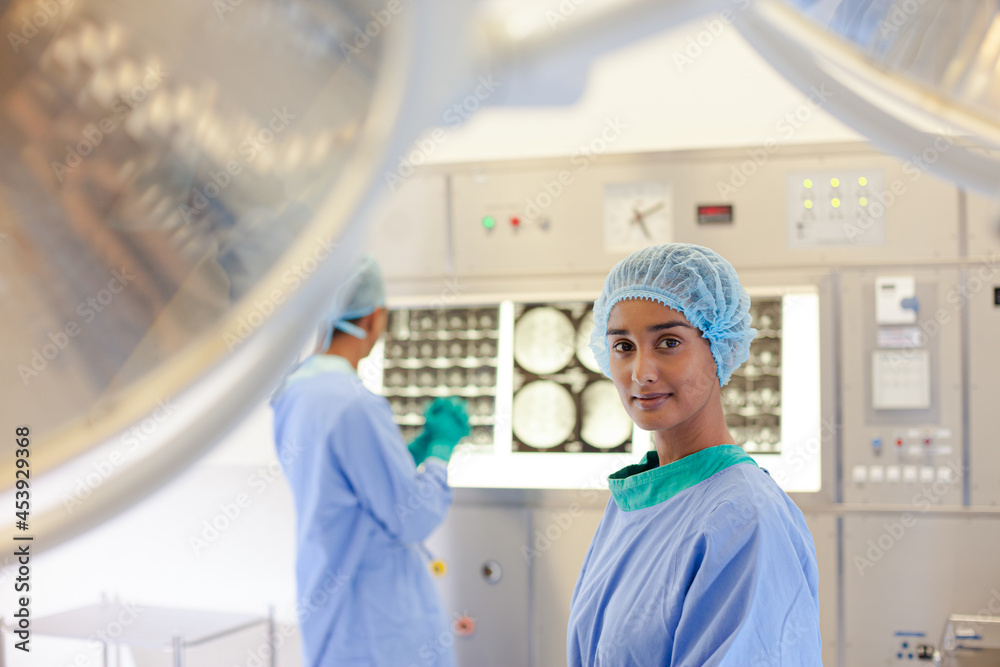 Obraz premium Surgeon standing in operating room