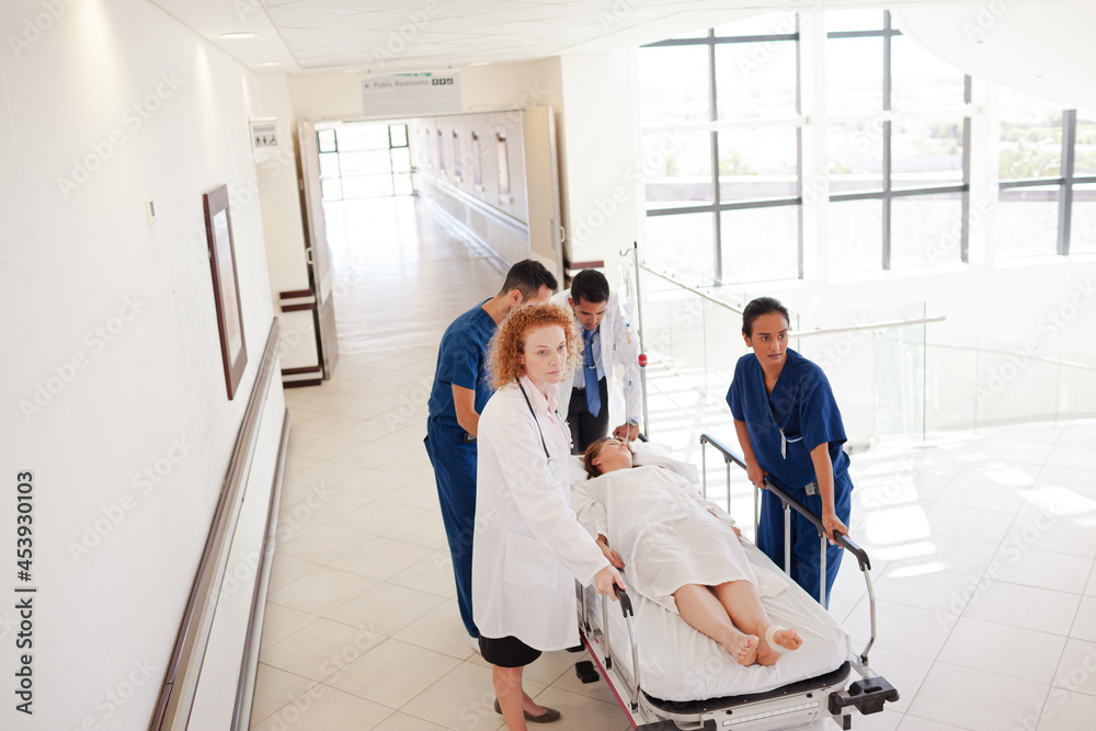 Obraz premium Hospital staff rushing patient to hospital room