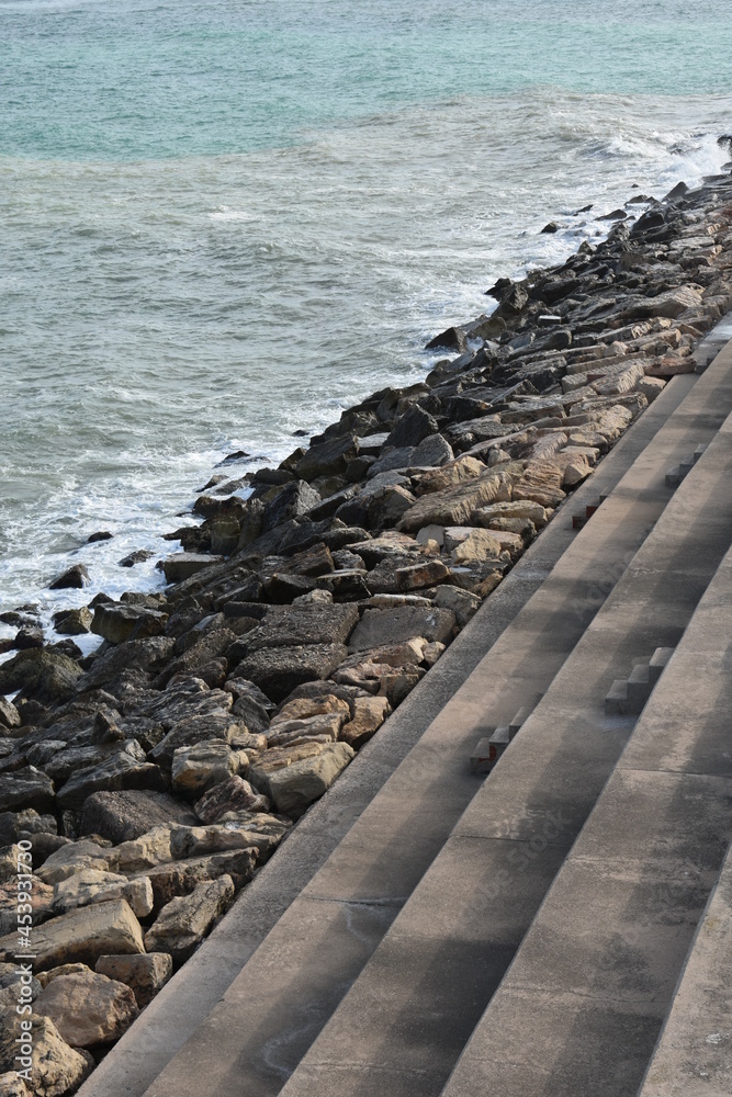 Fototapeta premium Escaleras y rocas junto al mar