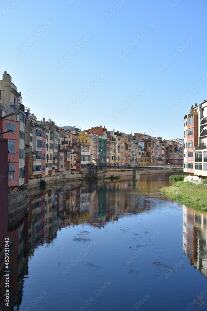 Fototapeta premium Puente en un rio con edificios de colores