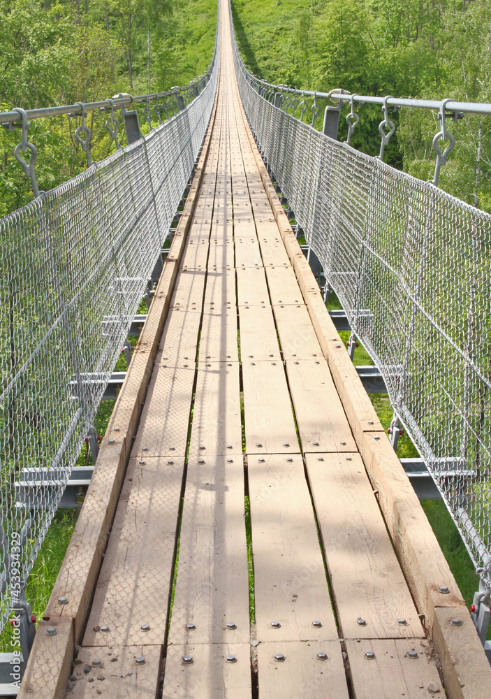 Hängeseilbrücke über eine Schlucht 