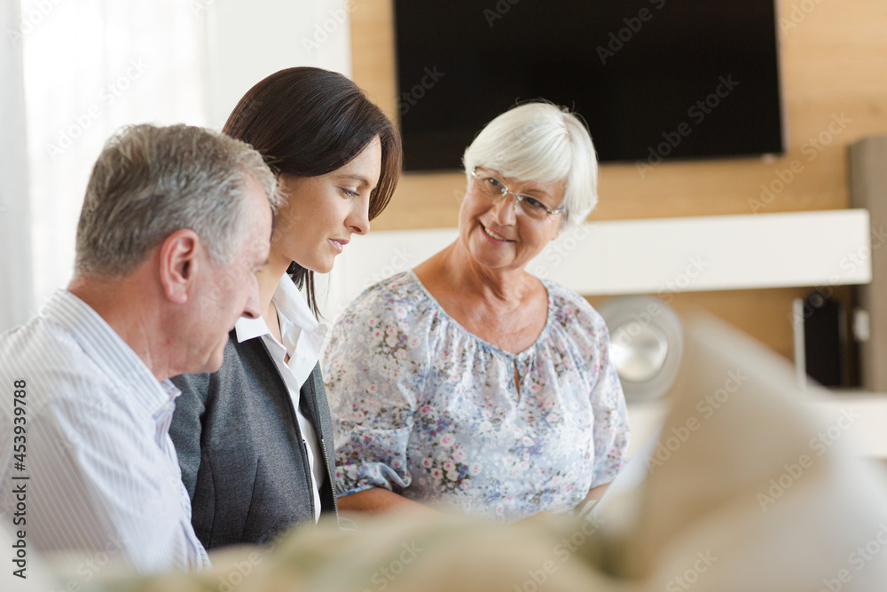 Obraz premium Financial advisor sitting on sofa with clients