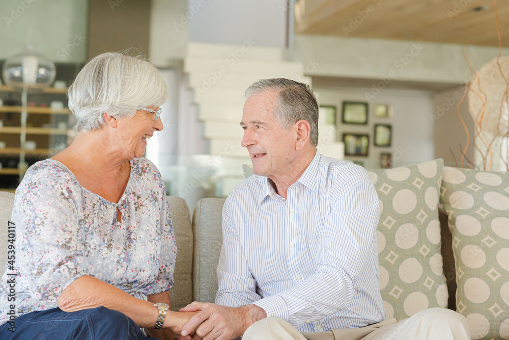 Obraz premium Couple relaxing on sofa together