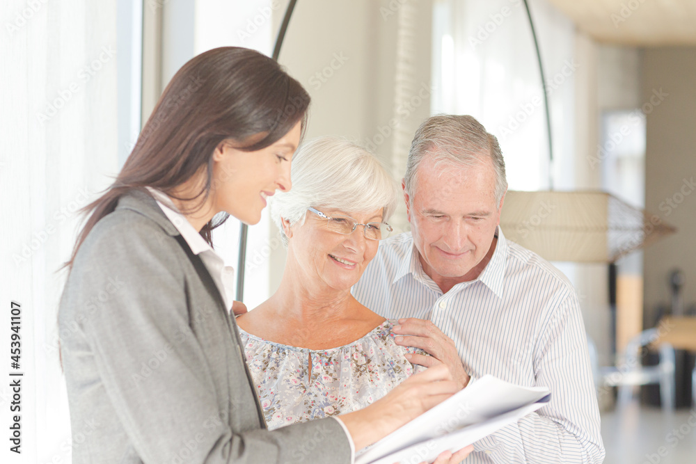 Obraz premium Financial advisor posing with clients