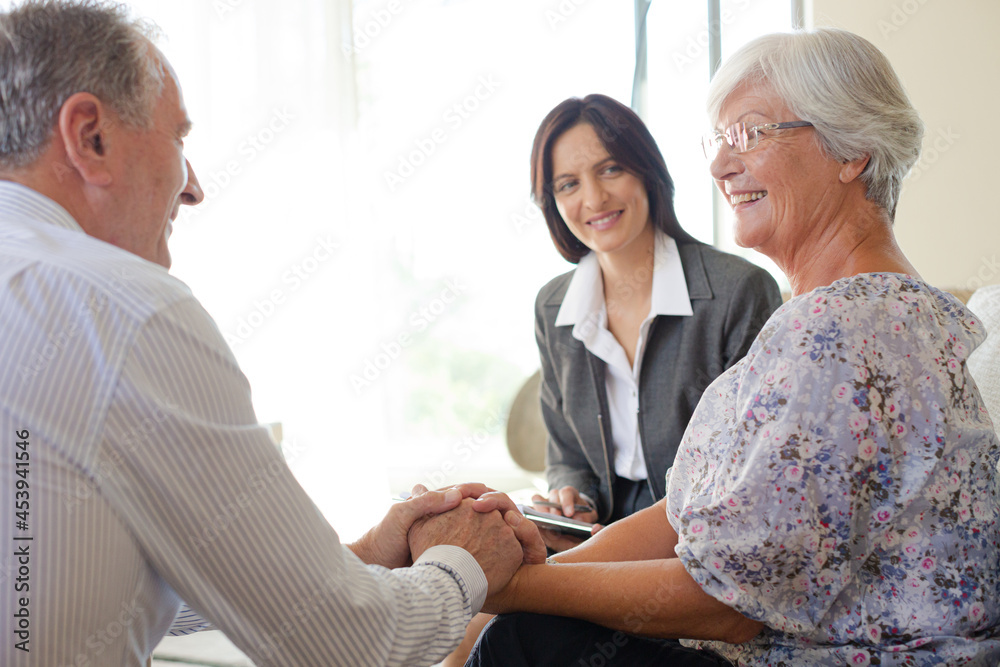 Obraz premium Financial advisor talking to couple on sofa
