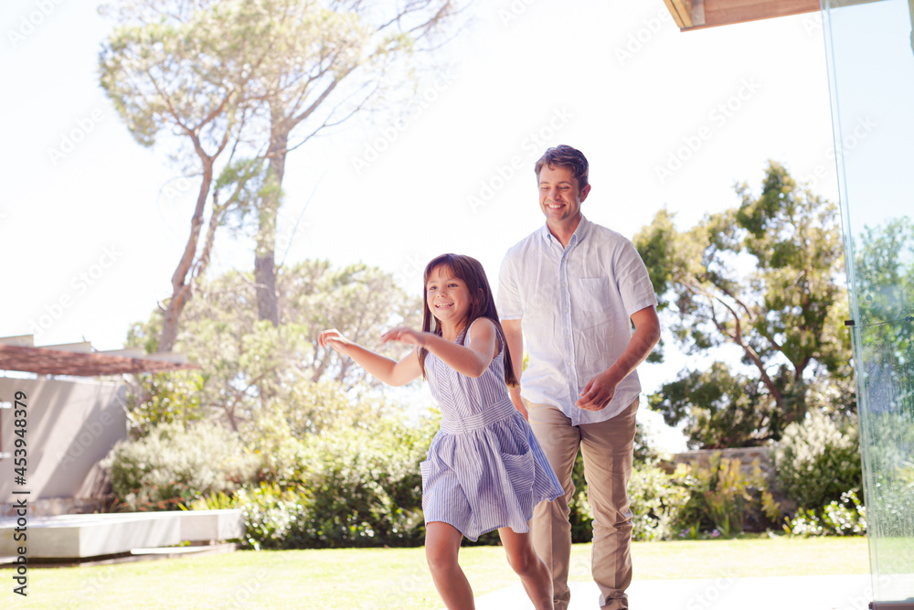 Naklejka premium Father and daughter playing outdoors