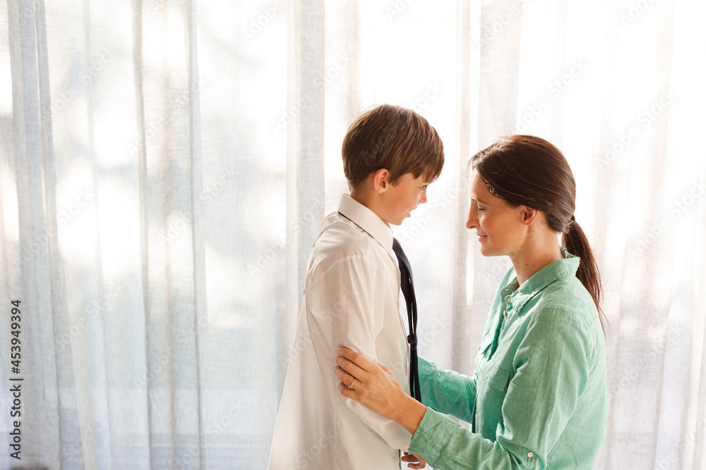 Obraz premium Mother and son touching foreheads at window