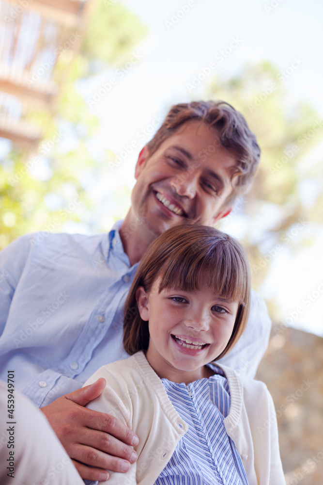 Obraz premium Father and daughter hugging outdoors