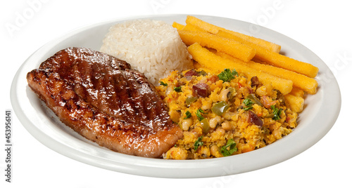 Foto Carne grelhada com arroz, farofa, polenta frita em fundo branco para recorte