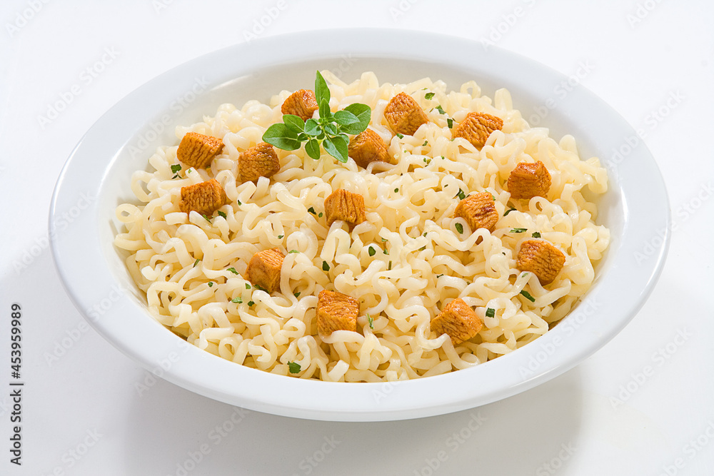 Macarrão instantâneo com pedaços de frango e manjericão no fundo branco para recorte. Macarrão instantâneo com pedaços de frango e manjericão no fundo branco para recorte.
